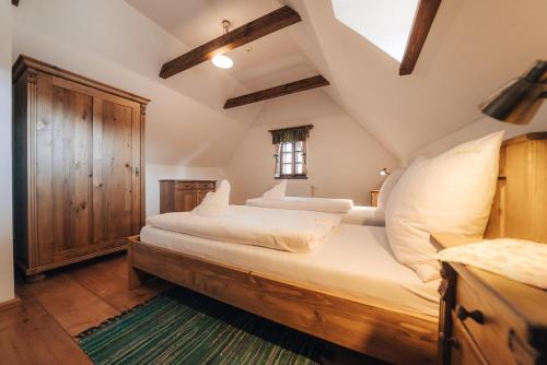 什特兰贝尔克Becirk的阁楼上的卧室配有两张床