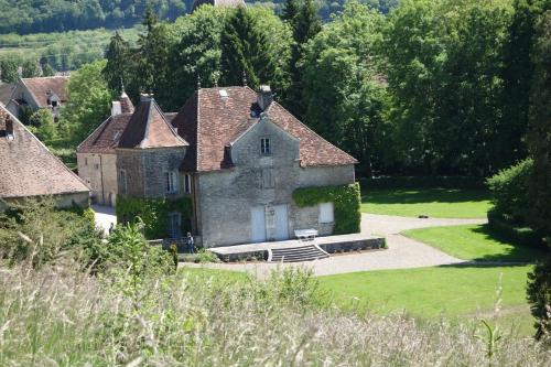 Miserey-Salinesau château的一座古老的石头房子,有大院子