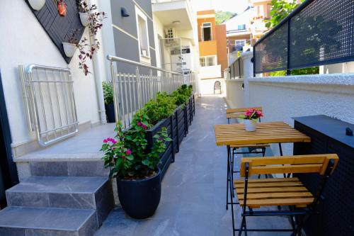 费特希耶Ozgur City Residence的庭院设有两张桌子和两把椅子,鲜花盛开