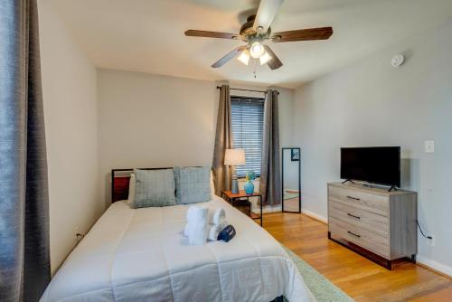 纳什维尔Nashville Home with A View -203的一间卧室配有一张带吊扇的床和一台电视。