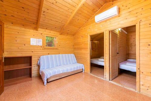 佩尼斯科拉Bungalows Camping el Cid的小木屋内带长凳的房间
