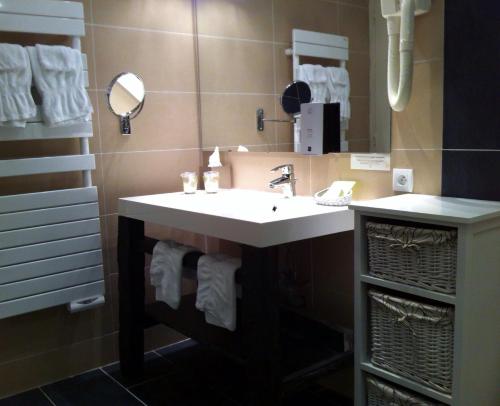 蒙索罗布希酒店的浴室配有盥洗盆、镜子和毛巾