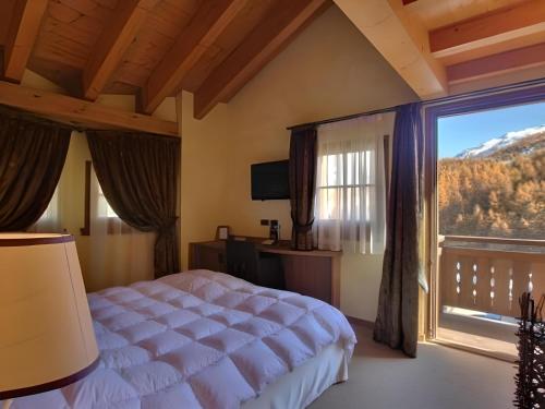 利维尼奥Hotel Bait de Angial的一间卧室设有一张床和一个大窗户