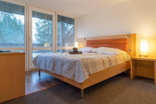 特利斯图德内本森思佳维克酒店的一间卧室设有一张床和两个窗户。