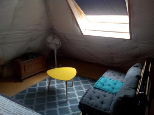 Moulisla maison du bonheur chez Yann HUMBLET的帐篷内配有沙发和椅子的房间