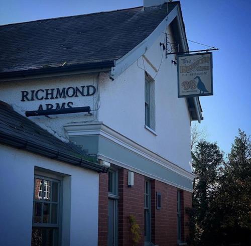 FuntingtonThe Richmond Arms Rooms的一座有路德福教区军队标志的建筑