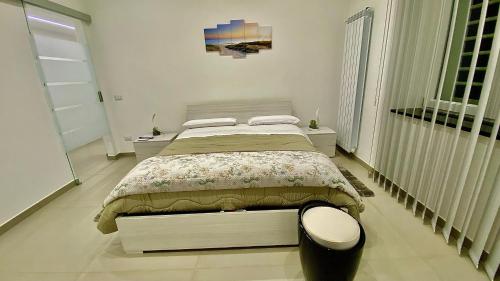 FrattaminoreAppartamento Casa Crispino Piano terra per 2 persone的卧室配有一张床