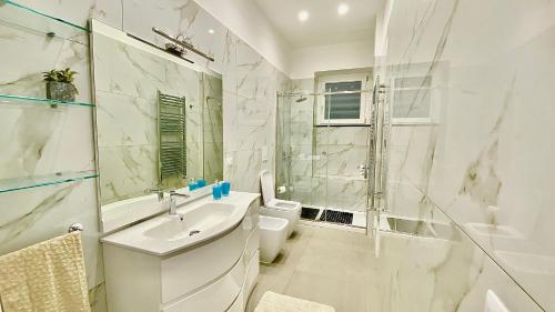 FrattaminoreAppartamento Casa Crispino Piano terra per 2 persone的白色的浴室设有水槽和淋浴。