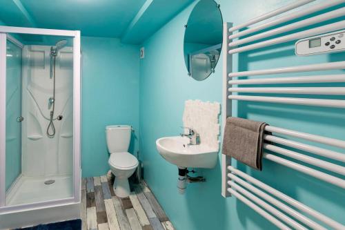 Saint-Aignan-Grand-LieuLe Rocher de Bel Air -40m2 -Calme et Chaleureux的蓝色的浴室设有卫生间和水槽