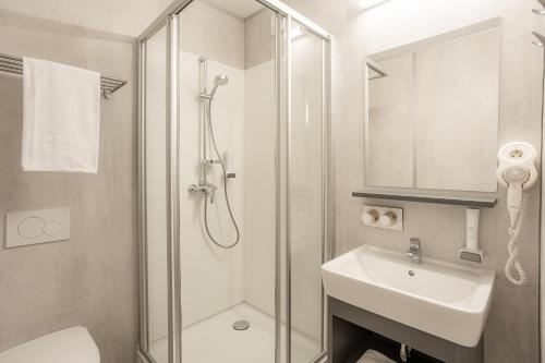 格明德FairSleep Avia Motel Gmünd的带淋浴、卫生间和盥洗盆的浴室