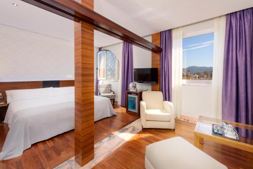 穆尔西亚Hotel Murcia Rincón de Pepe Affiliated by Meliá的酒店客房设有床和窗户。