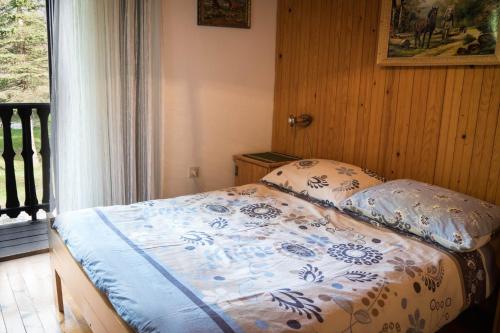 代尔尼采Kuća za odmor Curl的一间卧室配有一张带蓝色和白色棉被的床