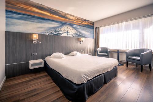 奥斯坦德艾斯特日德皇家酒店的酒店客房,配有一张床和两把椅子