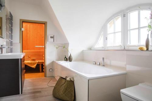 富伦多夫Holiday house, Fuhlendorf的一间带大型白色水槽和窗户的浴室