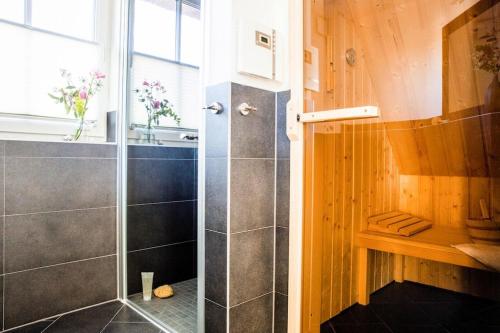富伦多夫Holiday house, Fuhlendorf的浴室里设有玻璃门淋浴