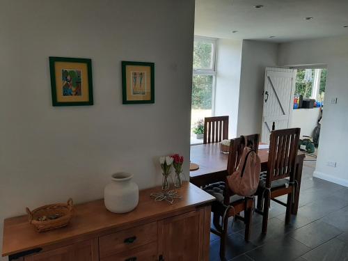 普里茅斯Quintessential, secluded South Devon cottage的厨房以及带桌椅的用餐室。
