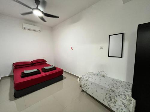 加影D TETAMU Bandar Sg Long的白色的客房配有红色的床和沙发
