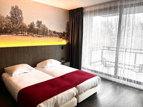 布林瑟姆Golf-Resort Brunssummerheide的一间卧室设有一张床和一个大窗户