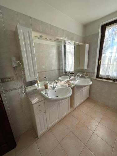 QuassoloMezzanetti的一间带两个盥洗盆和淋浴的浴室