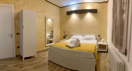 费拉拉Antica Locanda Zio Cesare的一间卧室配有一张带黄色毯子的大床