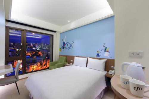 中坜沐枫商旅的卧室设有一张白色大床和一扇窗户。