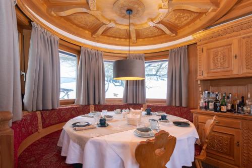 加舒恩鲁道夫旅馆的一间带桌子和天花板的用餐室