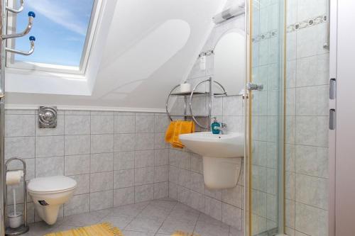 巴拉通马里亚弗都Familia Apartment 152C的一间带水槽和卫生间的浴室
