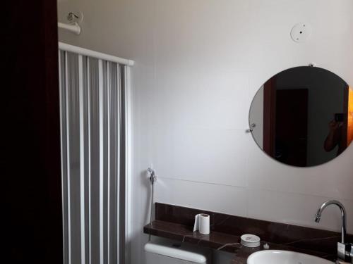 里约达欧特拉斯Casa em Costazul - Rio das Ostras的一间带水槽和镜子的浴室