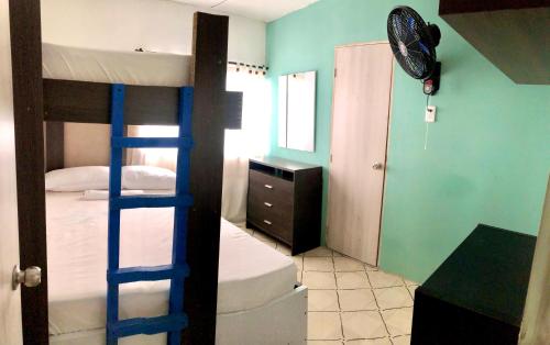 巴兰基亚La Quinta Bacana La Campiña的一间带两张双层床的卧室和一间带梯子的房间