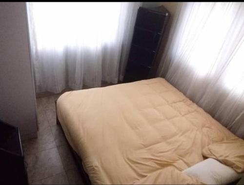 AbeokutaXrisBun Apt 1BR - Laderin GRA的卧室内的一张小床,设有窗户