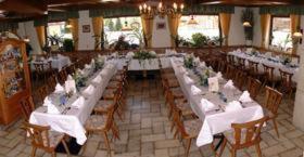 巴德哥依斯恩哈斯霍夫泽博斯特酒店的一间设有白色桌椅的大型用餐室