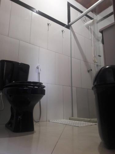 莫罗圣保罗Vista Verde的一间带黑色卫生间和淋浴的浴室