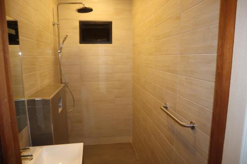帕拉马里博Empire Apartments SU 2 Marthastraat的带淋浴和盥洗盆的浴室