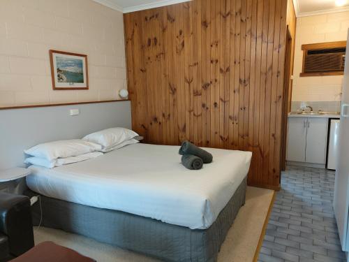Yarragon亚昂盖昂汽车旅馆的一间卧室,床上有泰迪熊