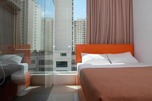 吉隆坡库柴喇嘛酒店的一间卧室设有一张床和一个大窗户