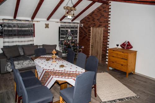 Proviţa de SusCabana „Stâna din Deal”的客厅配有桌子和圣诞树