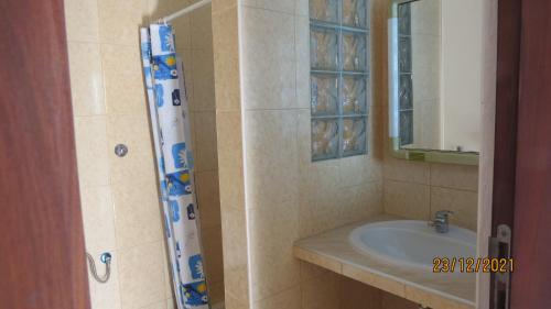 波多诺伏Casa Branca的浴室配有盥洗盆和带镜子的淋浴