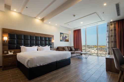 吉达Mirada Purple - Zahra的酒店客房设有一张床和一个大窗户