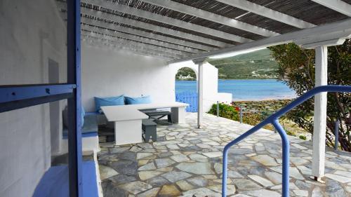 伊利达The charming Beach House, ideal for 4 to 5 people的一个带长凳的海景门廊