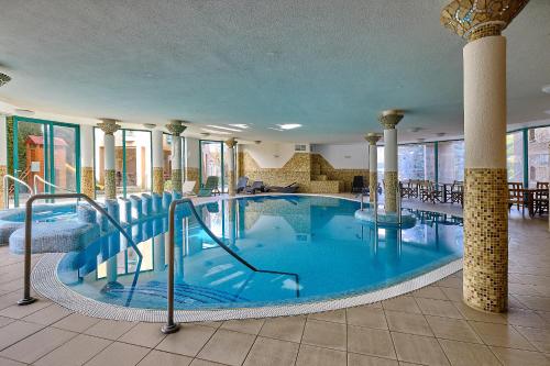 Lugas Hotel内部或周边的泳池