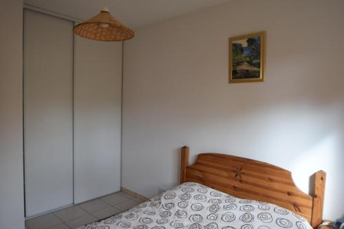 昂塞勒T3 coquet et lumineux aux pieds des pistes的卧室配有一张床,墙上挂着一幅画