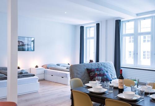 卢塞恩HITrental Zur Metzgern Apartments的客厅配有桌子和沙发
