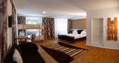 米明Gasthof zur Post的一间带双层床的客厅和一间卧室