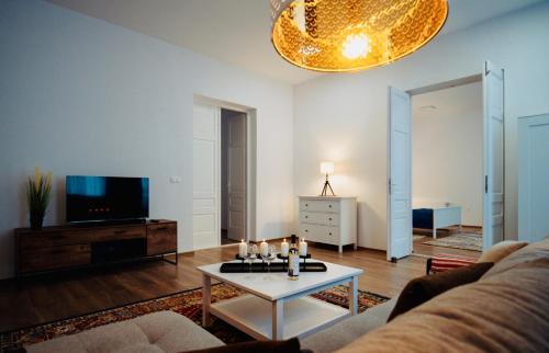 密古雷休治Zakarias Apartments的带沙发和咖啡桌的客厅