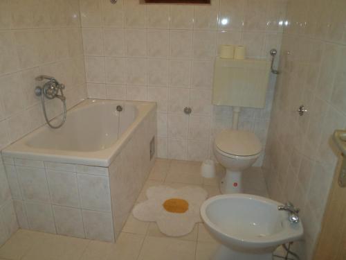 Molat耐拉公寓的带浴缸、卫生间和盥洗盆的浴室