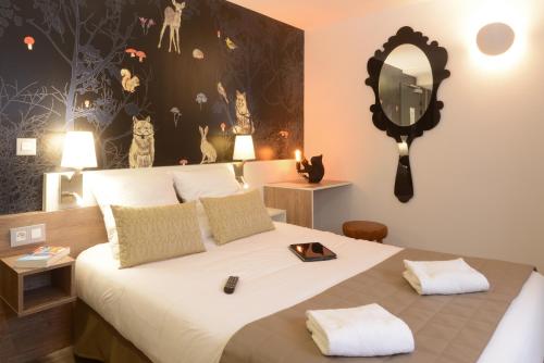 Hotel Arc-En-Ciel Colmar Contact Hotel客房内的一张或多张床位