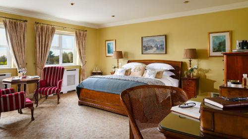 丁格尔锡顿斯旅馆的卧室配有一张床和一张桌子及椅子
