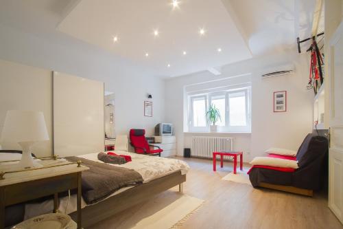 萨格勒布红色自行车公寓的一间卧室配有一张床、一张桌子和一把椅子