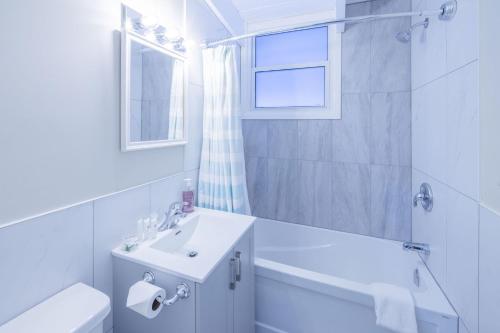 蓝山Boutique Suite #3的白色的浴室设有水槽、卫生间和窗户。