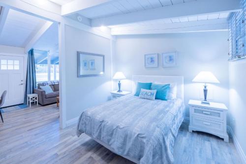 蓝山Boutique Suite #3的一间白色卧室,配有一张床和两盏灯